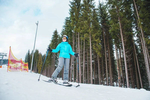 Νεαρή ενήλικη γυναίκα που κάνει σκι. χειμερινή αθλητική δραστηριότητα — Φωτογραφία Αρχείου