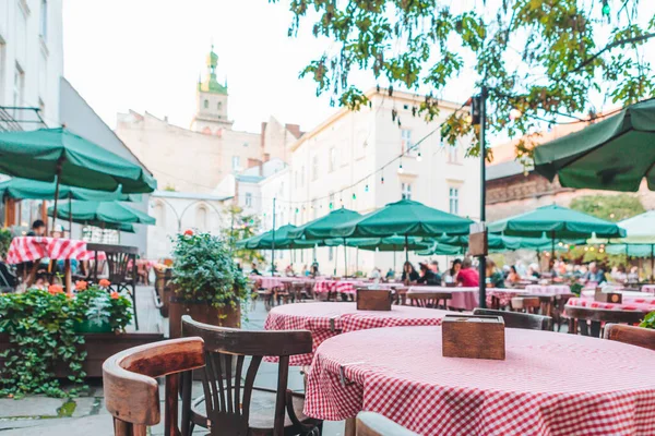 Personas comiendo hablando bebiendo en el restaurante cafetería al aire libre — Foto de Stock