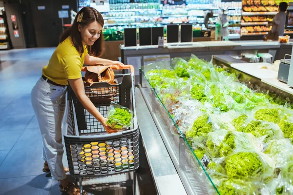 Žena s vlastním salátem v obchodě s potravinami — Stock fotografie