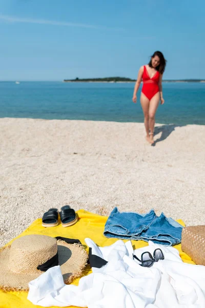 Junge Hübsche Frau Roten Badeanzug Sonnigen Strand Meer Sommeroutfit — Stockfoto