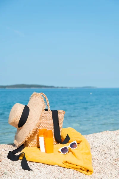 Hasır Şapkalı Çantalı Battaniye Deniz Yaz Plajında Güneş Kremini Korur — Stok fotoğraf