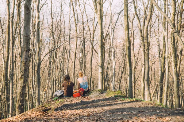 Due Donne Amiche Sedute Terra Sulla Scogliera Nella Foresta Primavera — Foto Stock