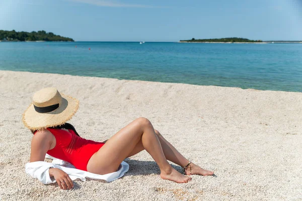 Сексуальные Женщины Красных Купальниках Лежащие Солнечном Пляже Копировальное Пространство — стоковое фото
