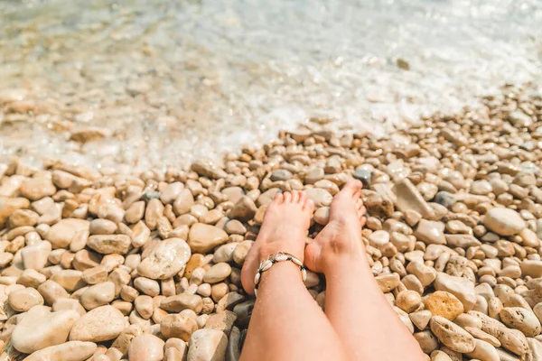 Kvinna Släpar Med Armband Promenader Vid Havet Stranden — Stockfoto