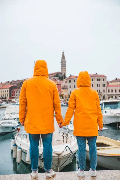 Paar Gele Regenjassen Wandelen Door Rovinj Haven Stormachtig Weer Kopieerruimte — Stockfoto