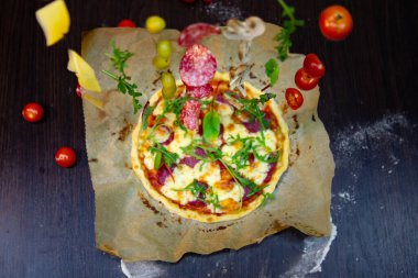 Domatesli pizza, peynirli salam salatası.