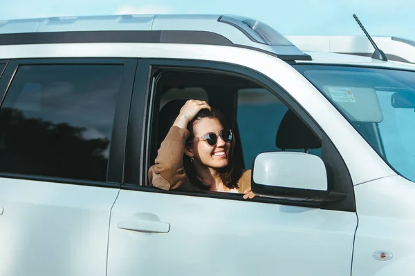 Donna Suv Bianco Auto Sulla Spiaggia Mare Baia Sullo Sfondo — Foto Stock