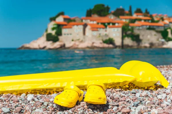 Inflatable Yellow Mattress Flippers Rocky Sea Beach Copy Space Sveti — Stock Photo, Image