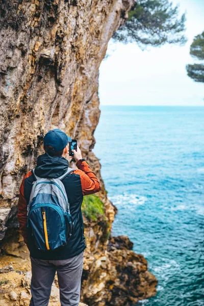 Homem Tirar Foto Mar Telefone Penhasco Conceito Caminhada Turismo Verão — Fotografia de Stock