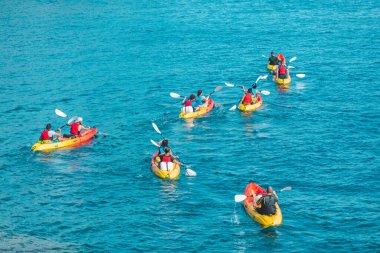 Pula, Hırvatistan - 31 Mayıs 2019: İnsanlar şeffaf deniz suyunda kayak yapıyor