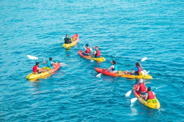 Pula, Hırvatistan - 31 Mayıs 2019: İnsanlar şeffaf deniz suyunda kayak yapıyor