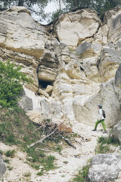 Αγοράκι Σακίδιο Σκαρφαλώνει Στο Βράχο Υπαίθριες Δραστηριότητες Αντίγραφο Χώρου — Φωτογραφία Αρχείου