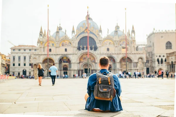 Jovem Sentado Chão Olhando Para Catedral Santo Marco Basílica Espaço — Fotografia de Stock