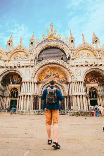 Turista férfi hátizsákkal áll a Szent Márk bazilika előtt Velence, Olaszország — Stock Fotó