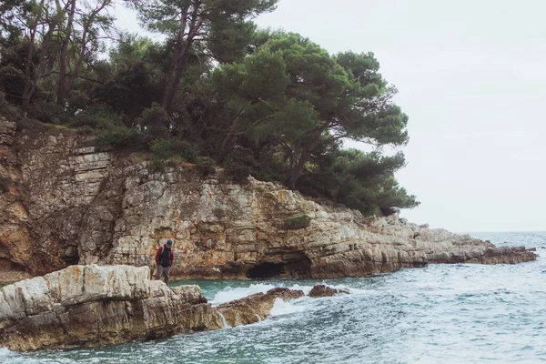 Concepto de viaje por mar hombre en el acantilado con el viento tormentoso —  Fotos de Stock