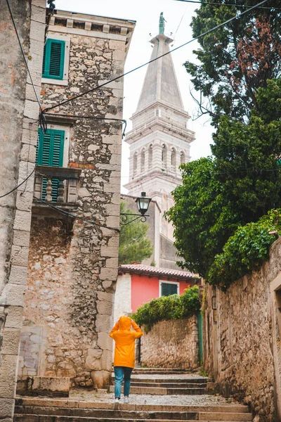 Turista mujer caminando por la calle rovinj en tiempo lluvioso —  Fotos de Stock