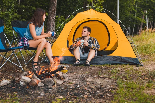 Pár sedí na táboře mluví pití horkého čaje — Stock fotografie