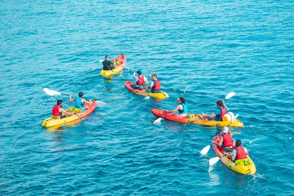 Pula, Croacia - 31 de mayo de 2019: personas navegando en kayak a aguas transparentes y transparentes — Foto de Stock