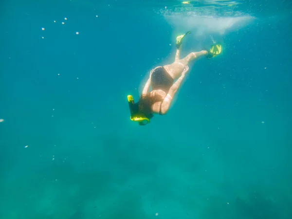 Kobieta Masce Nurkowania Płetwy Pod Wodą Lato Wakacje Plaży — Zdjęcie stockowe