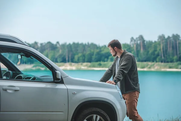 Auto Reise Konzept Mann Schaut Auf Den Mann Suv Auto — Stockfoto