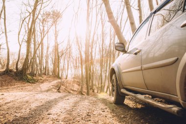 Ormandaki arazi aracı yol kenarındaki çamur lastikleri
