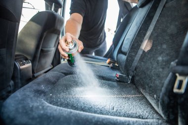 İçerideki oto koltuklarının kuru temizleme