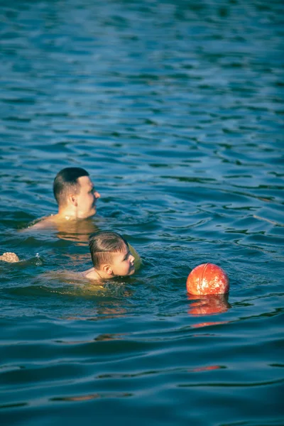 夏休みに一緒に海水浴を楽しむ子供を持つ父親 — ストック写真