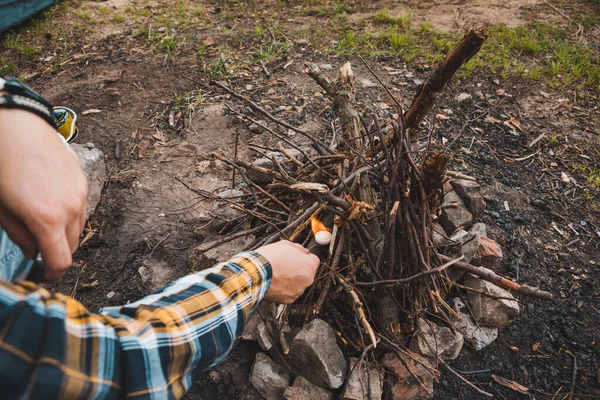 Jonge Sterke Man Steken Een Vuur Camping Gele Tent Achtergrond — Stockfoto