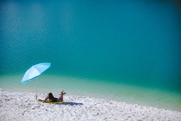 Vrouw Badpak Wandelen Door Zand Strand Blauwe Zon Paraplu Gele — Stockfoto