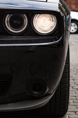 Lviv, Ukrayna - 6 Haziran 2020: Dodge Challenger 'ın yakın plan feneri. Kaslı araba