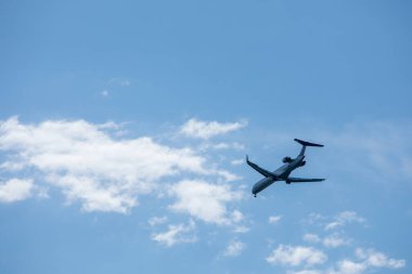 Gökyüzü seyahati konseptinde uçak kopyalama alanı