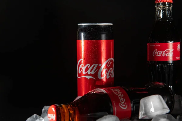 Lwów Ukraina Maja 2020 Dwie Szklane Butelki Jeden Metal Coca — Zdjęcie stockowe