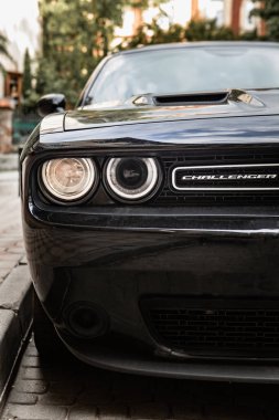Lviv, Ukrayna - 6 Haziran 2020: Dodge Chellenger 'ın yakın plan farı. Kaslı araba