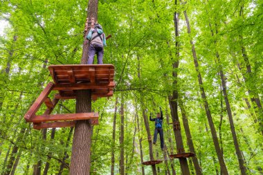 Çift halat parkında eğleniyor. spor aktiviteleri