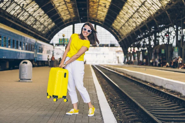Улыбающаяся Потрясающая Женщина Желтым Чемоданом Колёсах Вокзале — стоковое фото