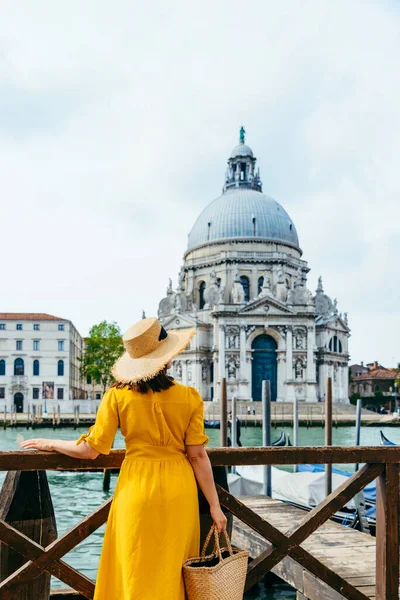 Mulher Vestido Verão Amarelo Andando Por Veneza Olhando Para Conceito — Fotografia de Stock