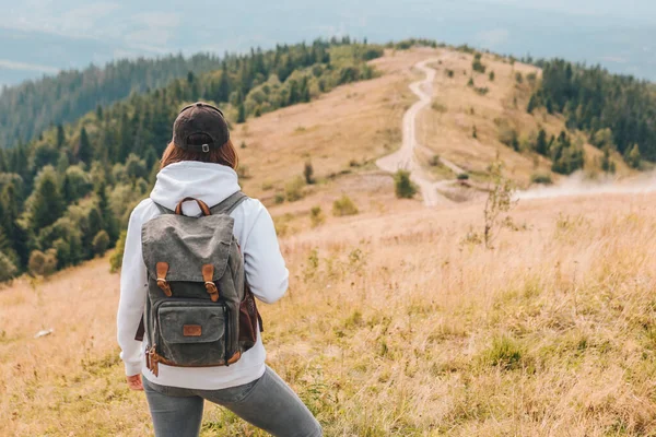 Concetto Escursionismo Donna Con Zaino Montagna Alta Stagione Autunnale — Foto Stock