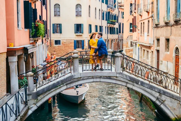 Пара Стоїть Мосту Перетинаючи Венеціанські Канали Романтичний Міський Туризм — стокове фото