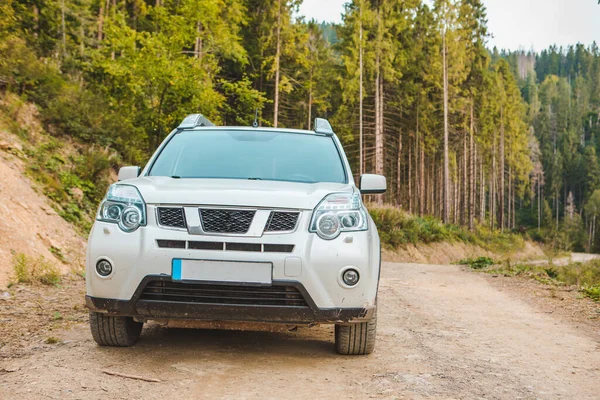 Todoterreno Viaje Coche Por Las Montañas Pico Otoño Temporada Viaje — Foto de Stock