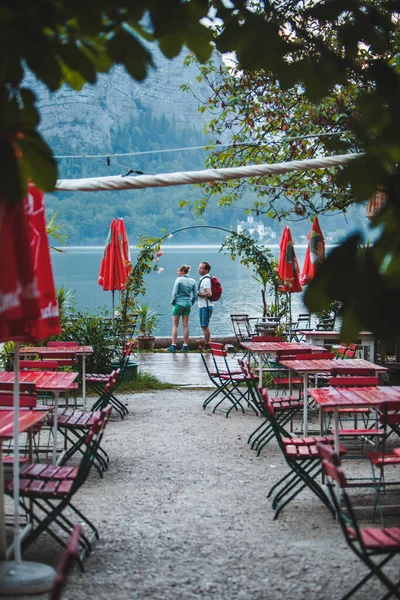 Hallstatt Áustria Junho 2019 Casal Costa Olhando Para Mesas Café — Fotografia de Stock