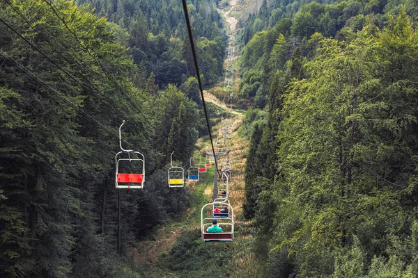 Sommerberge Fahren Mit Dem Sessellift Auf Den Gipfel — Stockfoto