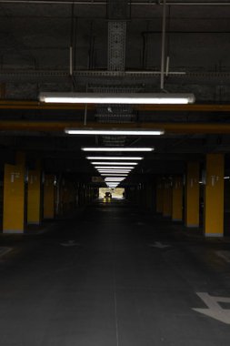 Şehir merkezinin altındaki yeraltı otoparkının manzarası