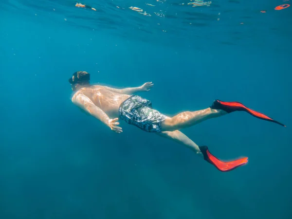 Man Onderwater Flippers Zoek Naar Zeebodem Zomer Strand Vakantie — Stockfoto