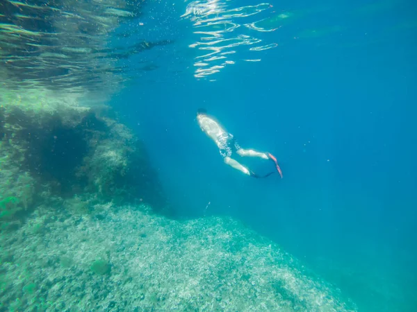 Homem Subaquático Barbatanas Olhando Para Fundo Mar Férias Praia Verão — Fotografia de Stock