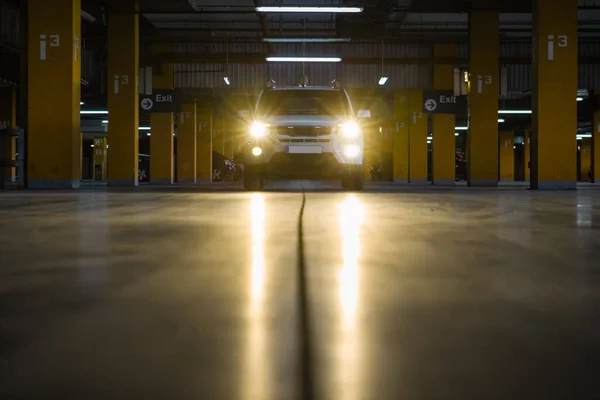 Carro Branco Suv Estacionamento Subterrâneo Estilo Vida Urbano Espaço Cópia — Fotografia de Stock