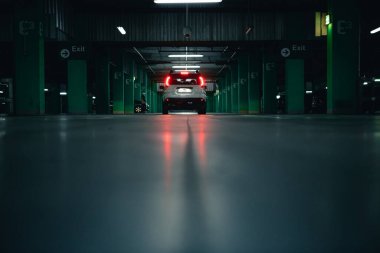 Yeraltı otoparkında beyaz bir cip. şehir yaşam tarzı. Boşluğu kopyala