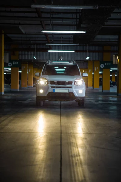 Carro Branco Suv Estacionamento Subterrâneo Estilo Vida Urbano Espaço Cópia — Fotografia de Stock