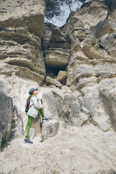 Niño Pequeño Con Mochila Escalando Por Roca Actividades Aire Libre — Foto de Stock