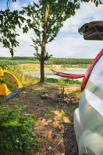 Utsikt Över Camping Med Hängmatta Och Lägereld Bakgrunden Suv Road — Stockfoto