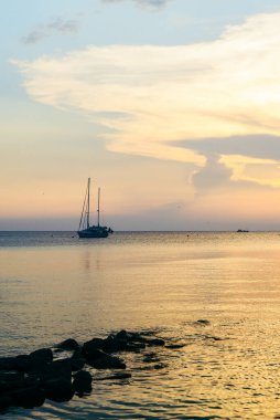 Deniz üzerinde turuncu gün batımı manzarası. Boşluğu kopyala